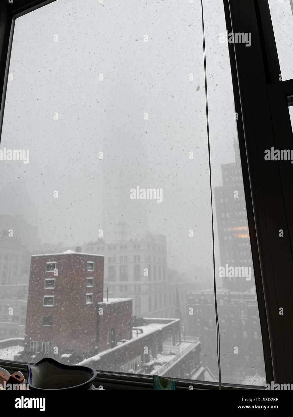 Il 1° febbraio 2021, primo giorno della prima bufera dell'anno e le condizioni di whitewout oscurano la vista del vicino Empire state Building, visto da Park Avenue vicino alla 35th Street che si affaccia a ovest, New York City. - Immagine stock catturata con smartphone