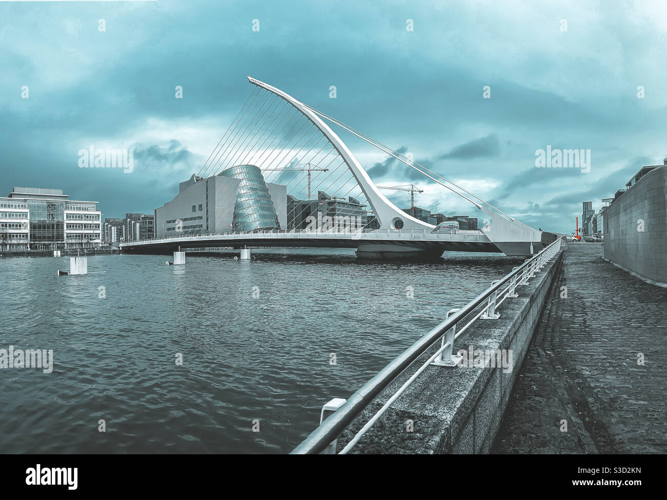 Ponte Samuel Beckett con centro convegni nazionale sul fiume Liffey Foto Stock