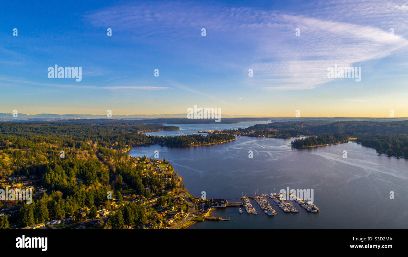 Monte Rainier all'orizzonte da Poulsbo, Washington Foto Stock