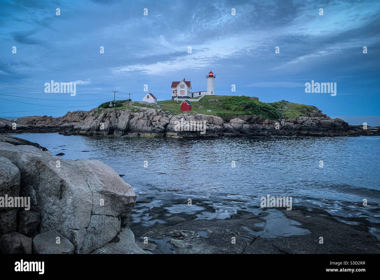 Nuvole tempesta che si muovono sopra Cape Neddick Lighthouse (Nubble Light) a York Beach, Maine. Foto Stock