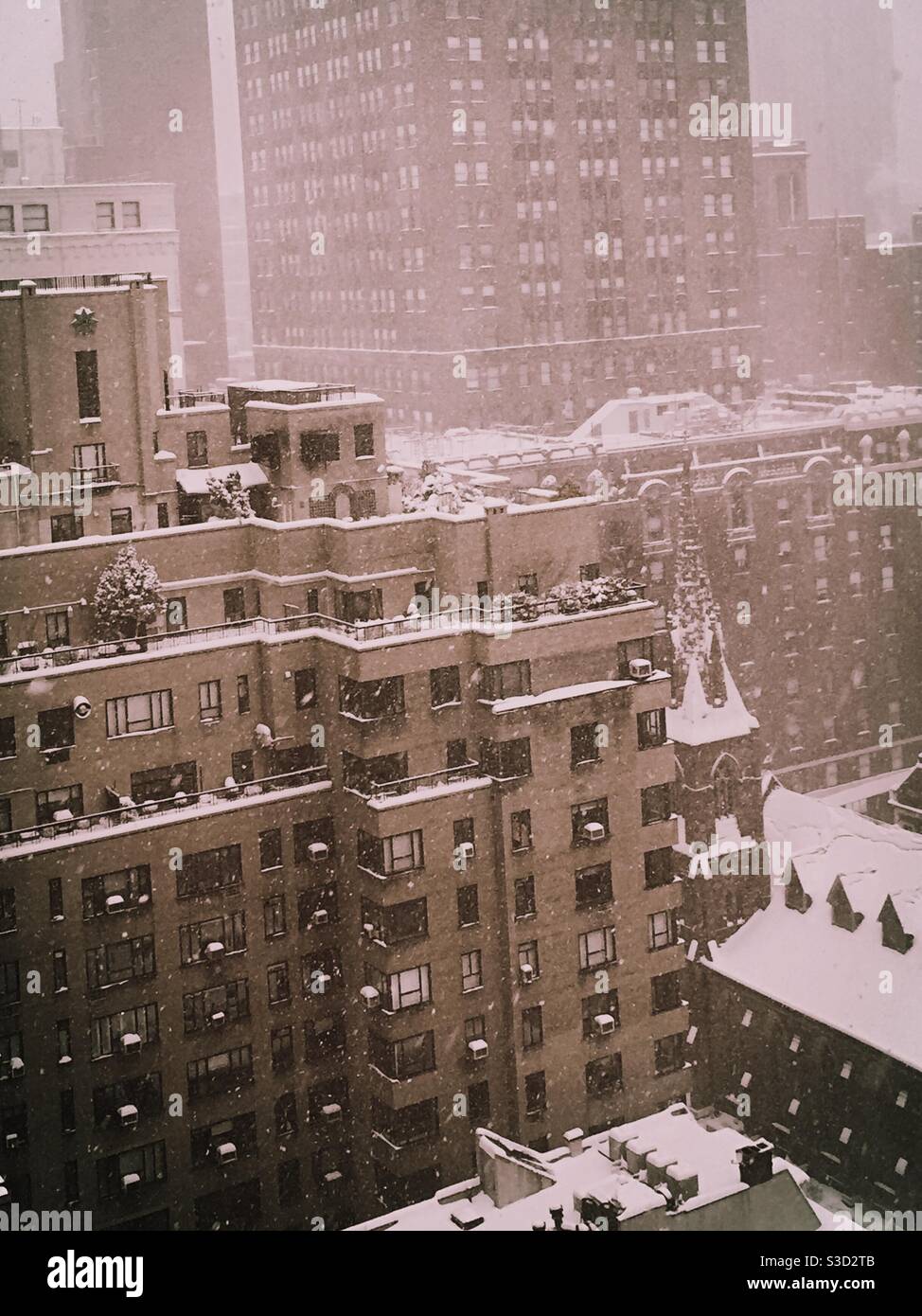 Le terrazze dell'appartamento sono coperte di neve durante una tempesta di neve accecante, New York, USA Foto Stock