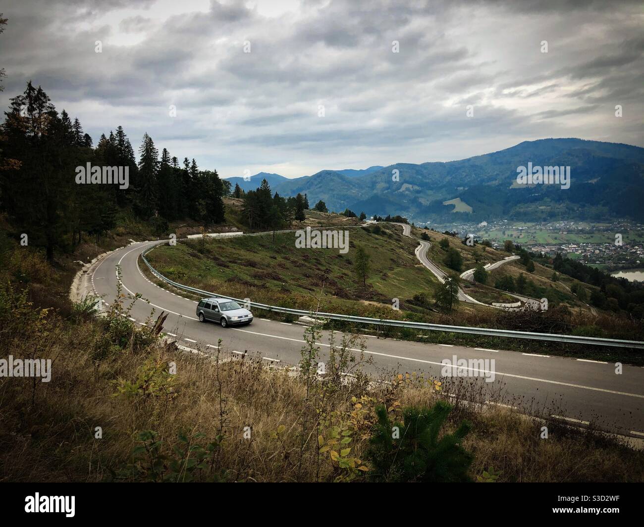 Auto su una strada che attraversa le montagne - Immagine stock catturata con smartphone