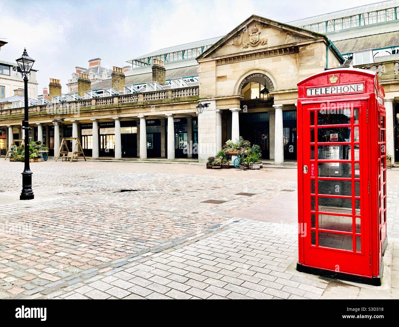 Red Telephone Box al mercato di Covent Garden, Londra, Inghilterra Foto Stock