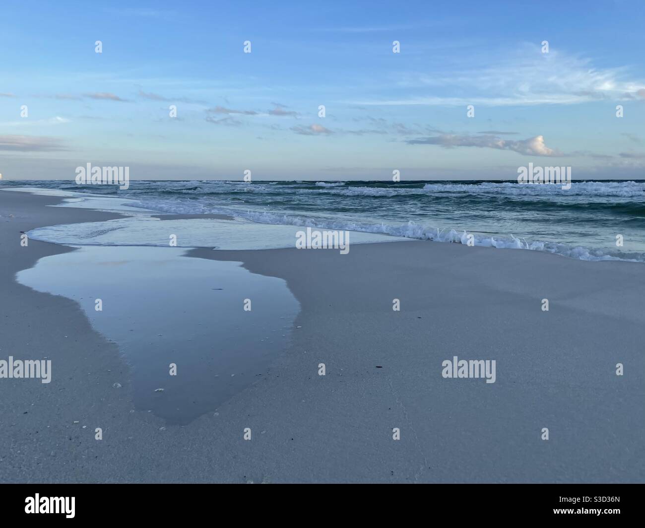 Cieli blu tenui sulle acque color smeraldo del Golfo del Messico Florida Foto Stock