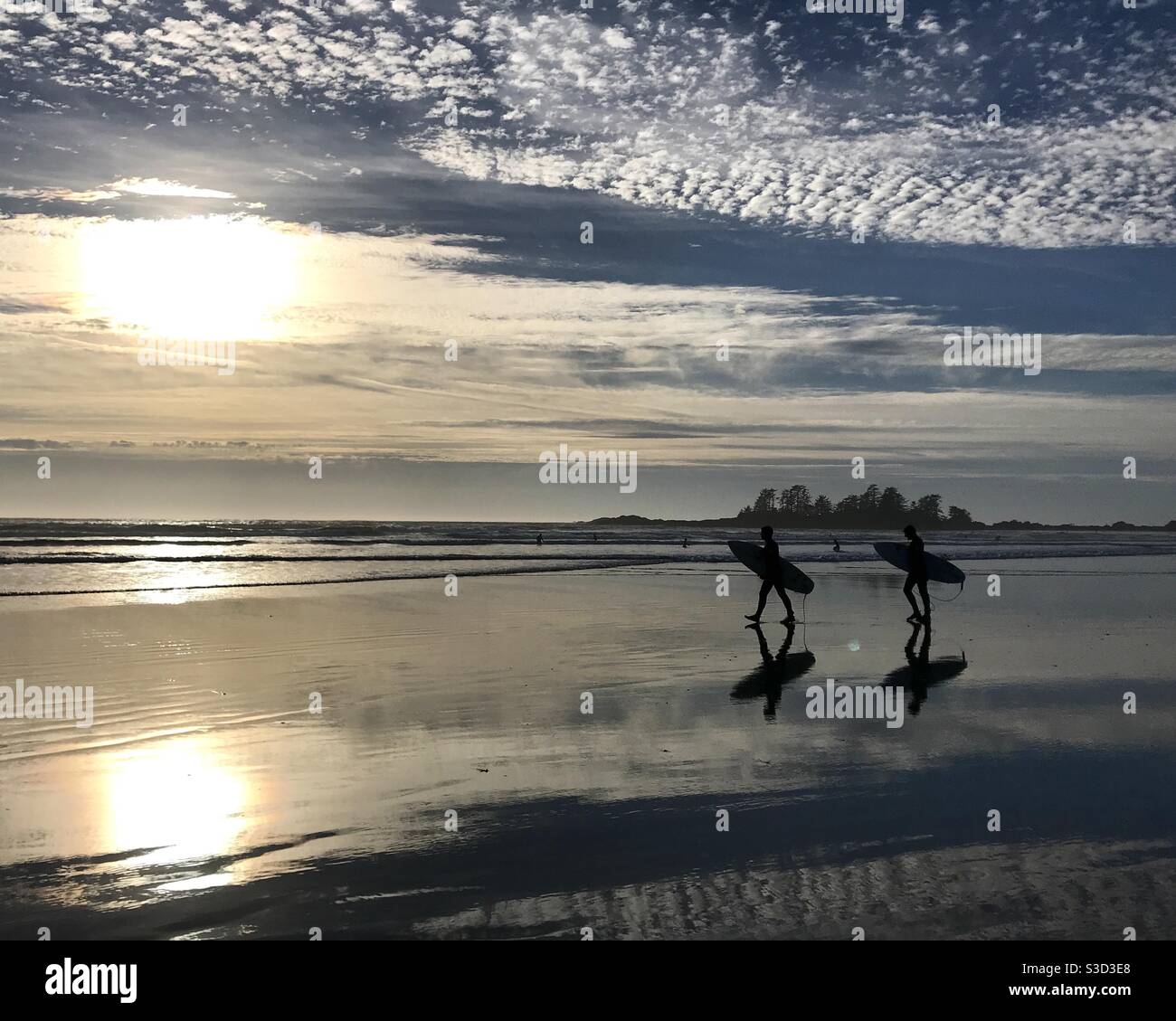 Surf al tramonto sulla spiaggia di Chesterman Tofino BC Canada Foto Stock