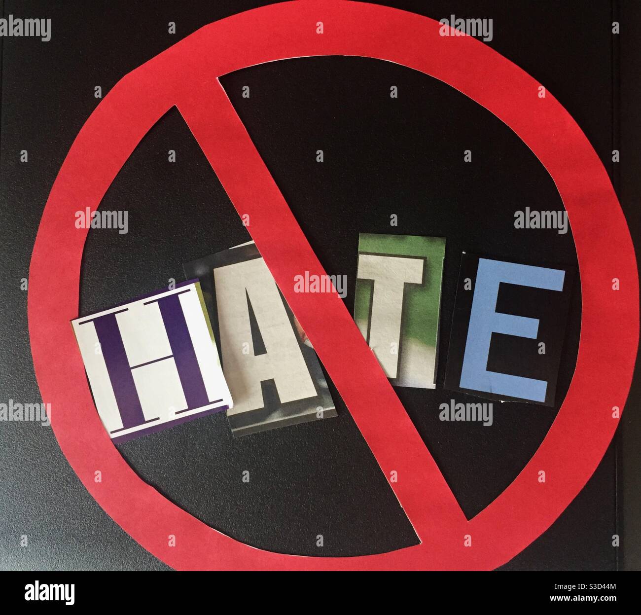 La parola odio usando le lettere tagliate della carta nella nota di riscatto influenza la tipografia all'interno del nessun simbolo internazionale, Stati Uniti - Immagine stock catturata con smartphone