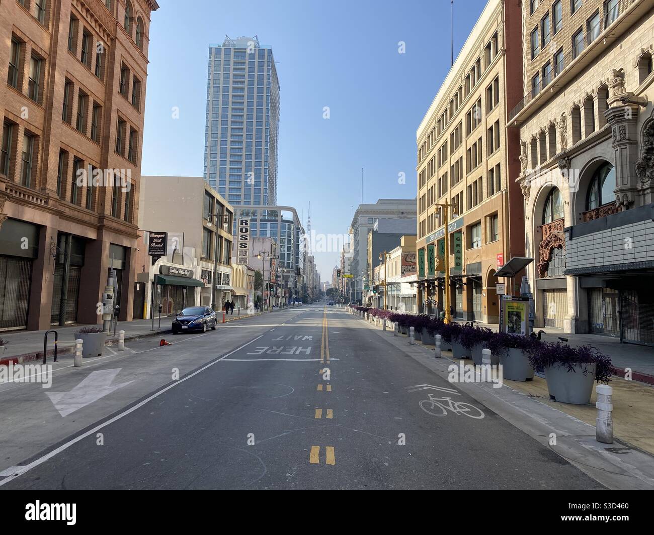 LOS ANGELES, CA, NOVEMBRE 2020: Guardando verso sud lungo per lo più vuota Broadway dal Million Dollar Theatre e Bradbury Building nel quartiere storico di Downtown durante la pandemia di Covid-19 Foto Stock