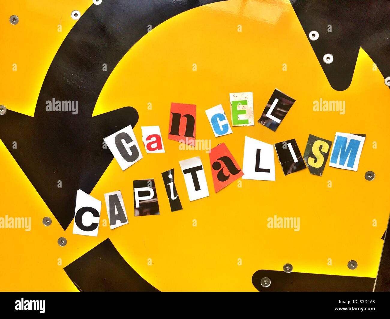 La frase annulla il capitalismo usando le lettere tagliate della carta nello stile della nota di riscatto, Stati Uniti - Immagine stock catturata con smartphone
