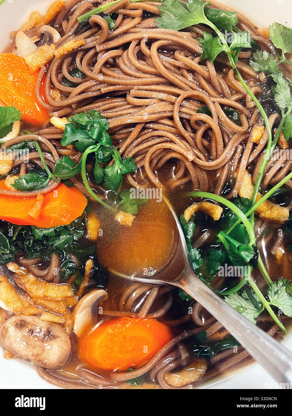 vista dall'alto del recipiente della zuppa di pho vegana con tagliatelle di soba - Immagine stock catturata con smartphone