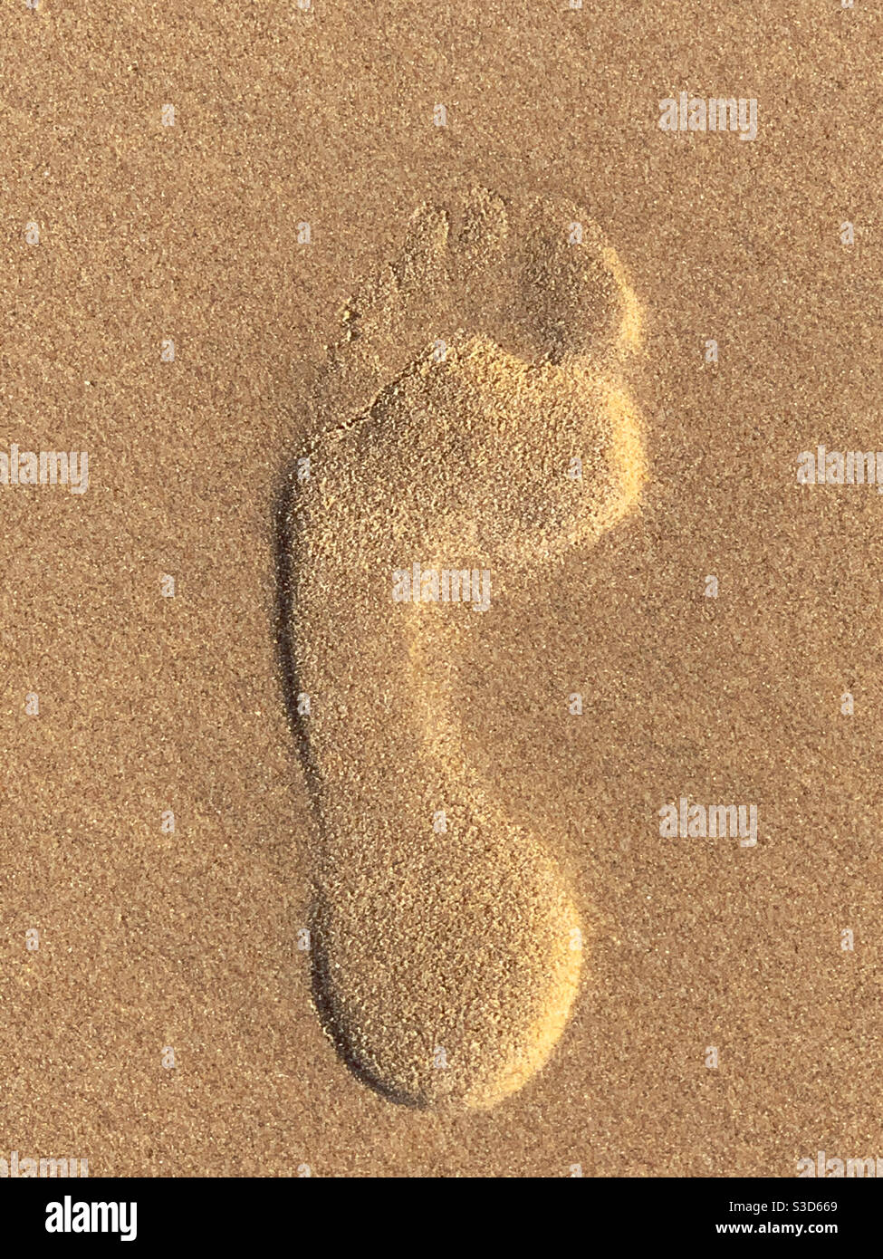 Footprint nella sabbia, piede sinistro. L'illusione ottica appare più alta quando è effettivamente impressa Foto Stock