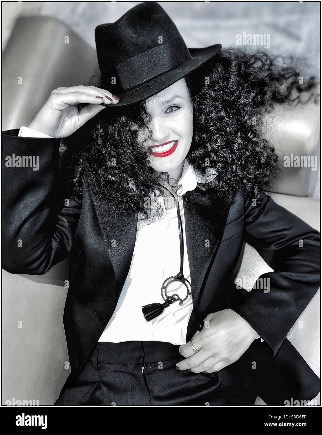 Labbra rosse, cravatta nera. Foto Stock