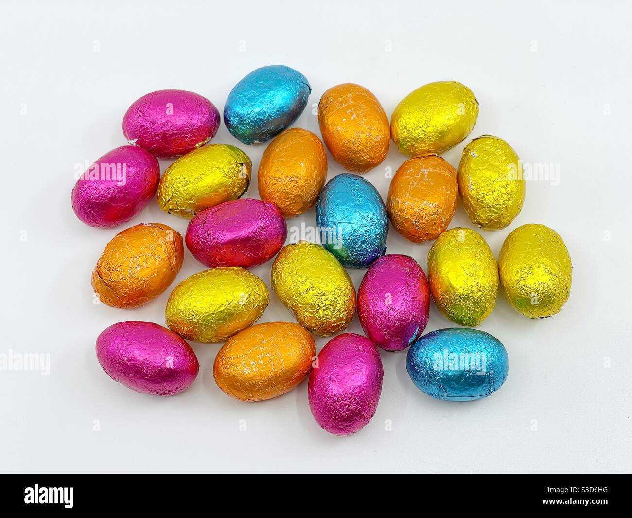 Mini uova di Pasqua al cioccolato in involucri colorati. Foto Stock