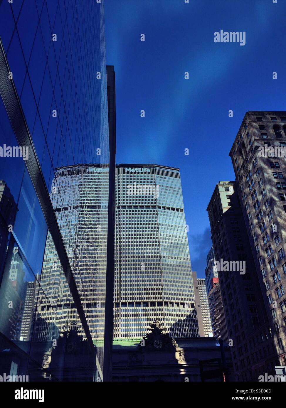 L'edificio MetLife nel centro di Manhattan si riflette in una façade facciata di vetro di un altro edificio, NYC, USA Foto Stock