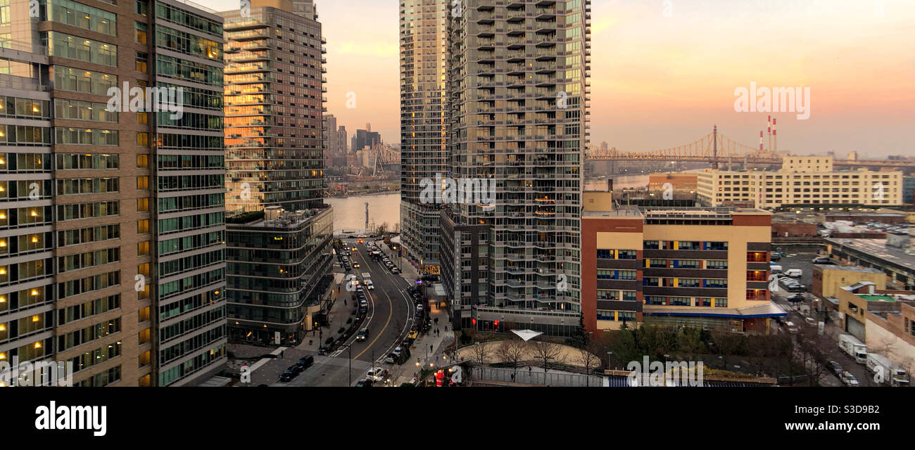 Lussuosi edifici in affitto nel centro di Blvd, Long Island City al tramonto Foto Stock