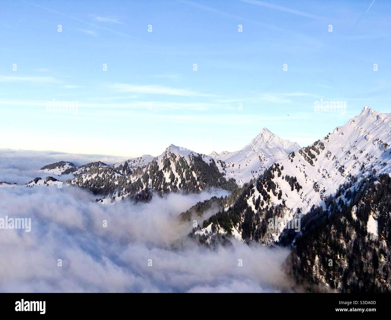 Vista aerea delle Alpi tra Davos e le montagne ricoperte di neve di Zurigo e nuvole Foto Stock