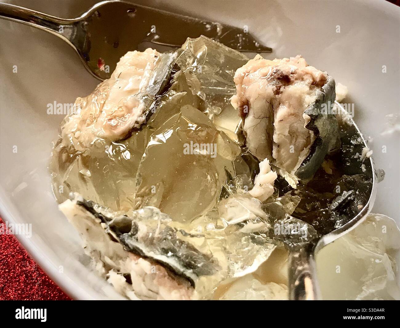 Un delizioso piatto di anguille gelate. Foto Stock