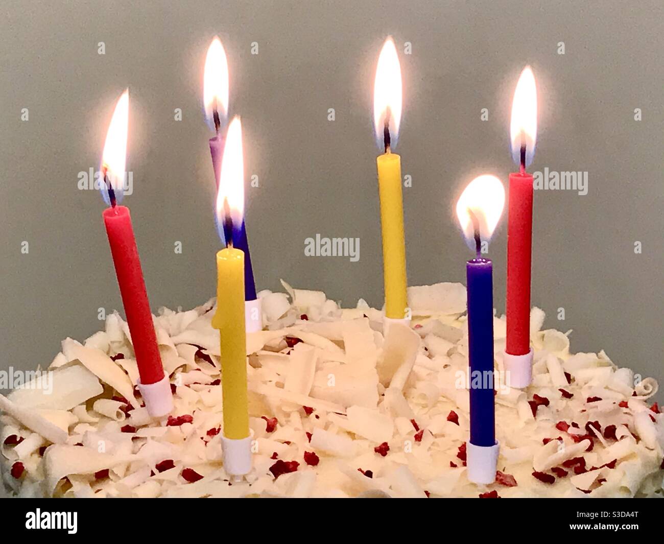 Torta di compleanno con sei candele. Foto Stock
