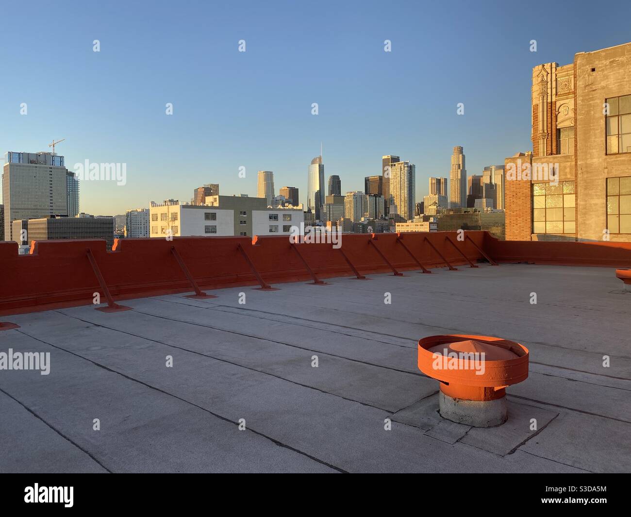 Vista dello skyline del centro di Los Angeles visto dal tetto di un edificio nel quartiere dei magazzini, ora d'oro, appena prima del tramonto - Immagine stock catturata con smartphone