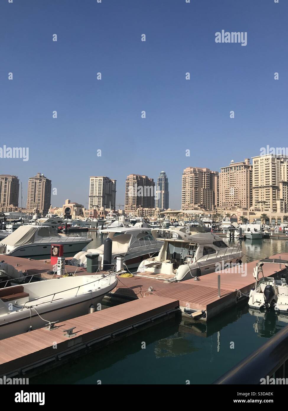 Porto Arabia sull'isola artificiale della Perla a Doha, Qatar - Immagine stock catturata con smartphone