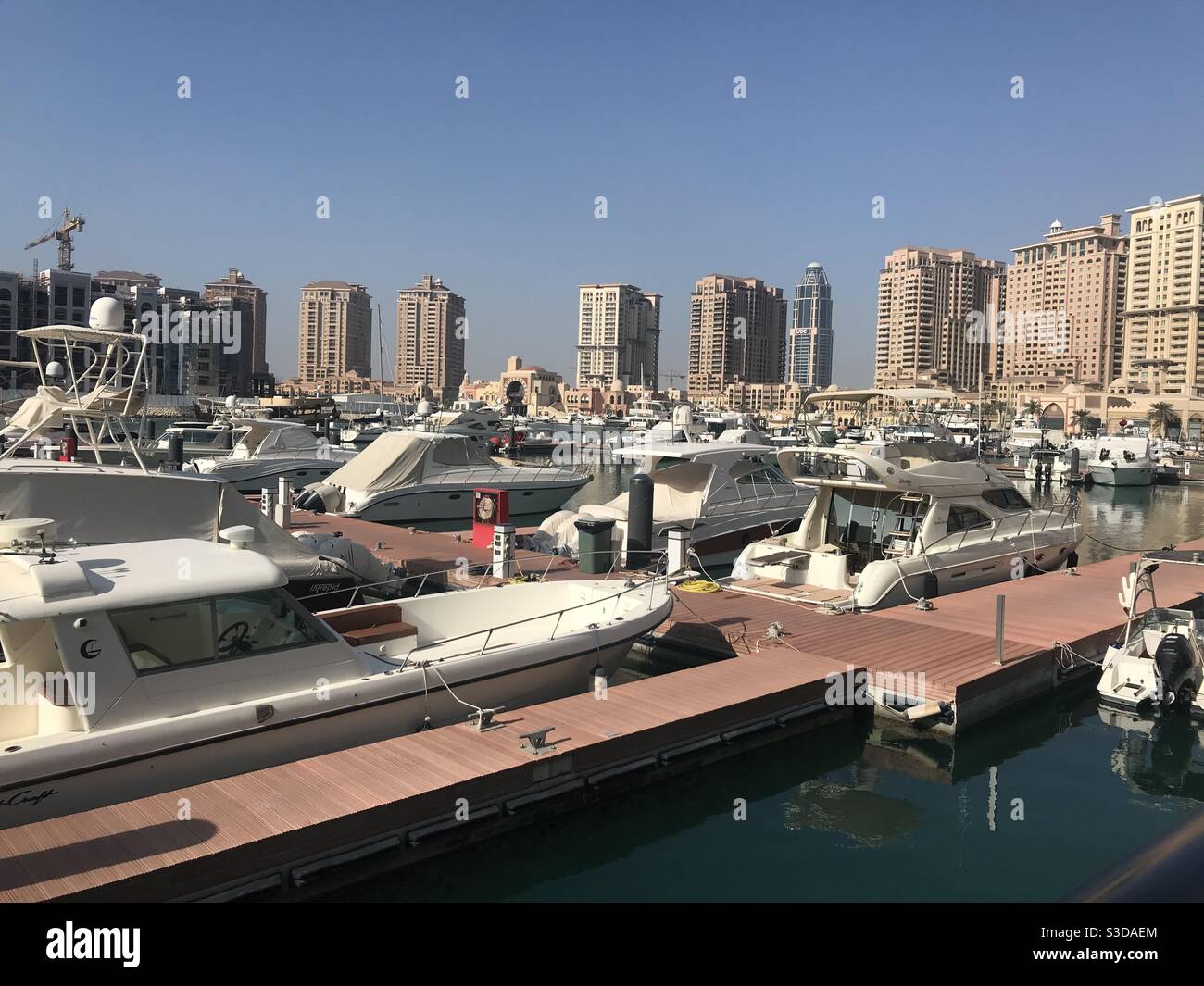 Porto Arabia sull'isola artificiale della Perla a Doha, Qatar Foto Stock