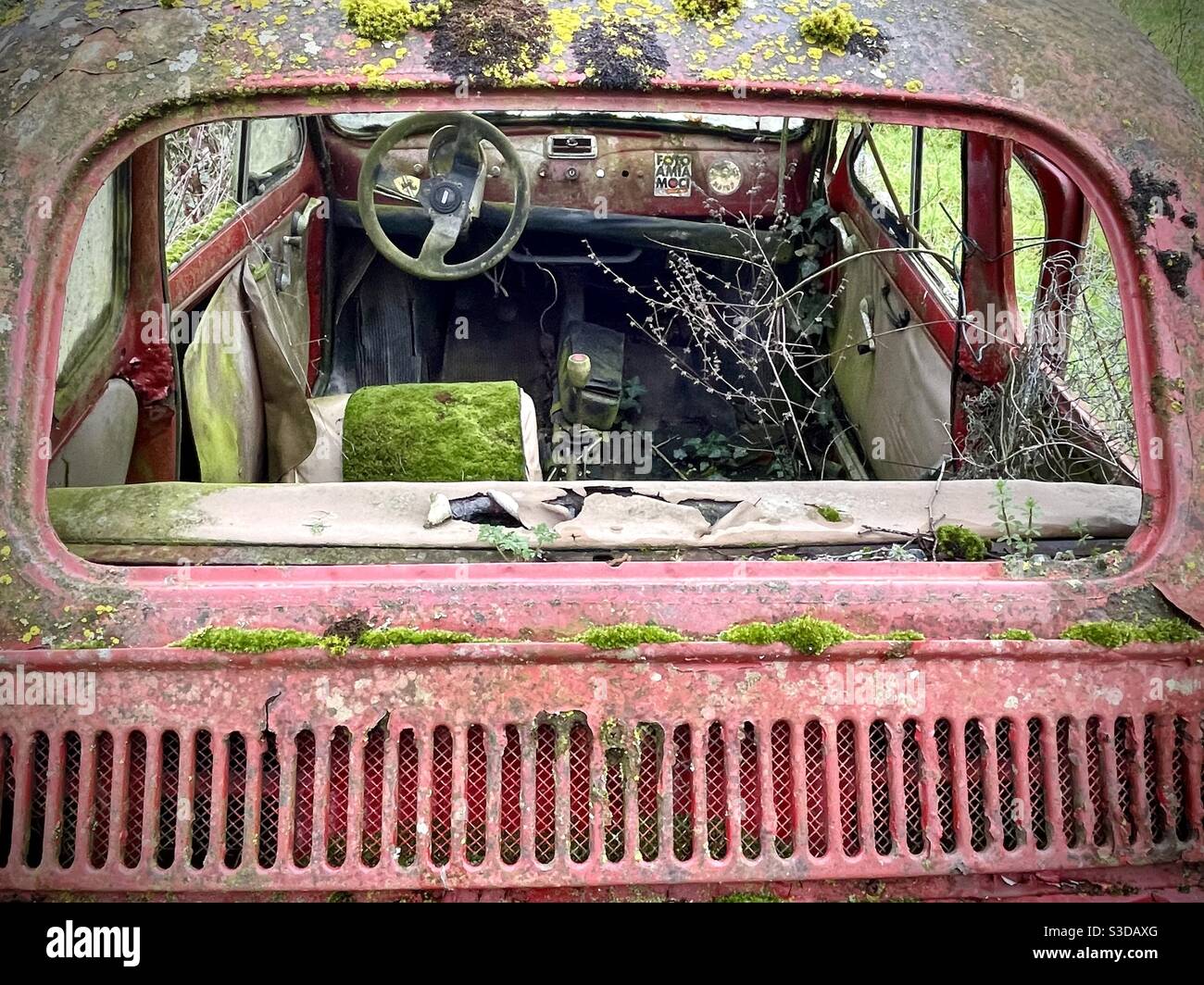 Auto d'epoca spezzata Fiat 500 abbandonata in una zona rurale In Toscana Foto Stock