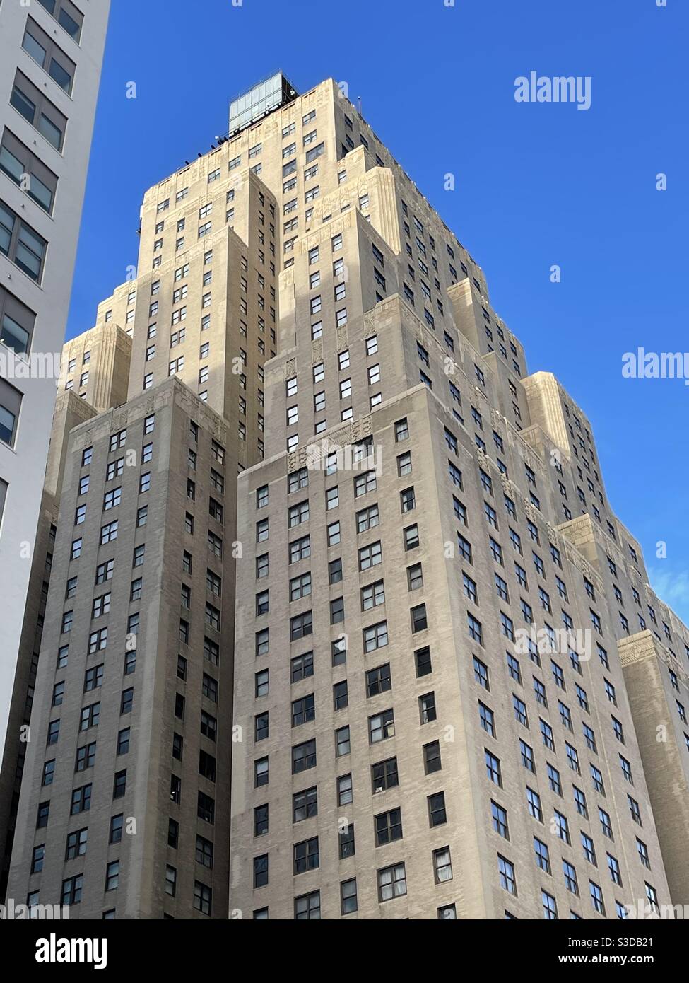 Luce del sole e gioco d'ombra sull'iconico hotel New Yorker degli anni '20, un primo grattacielo, 481 8th Avenue, New York City, 10001, STATI UNITI - Immagine stock catturata con smartphone