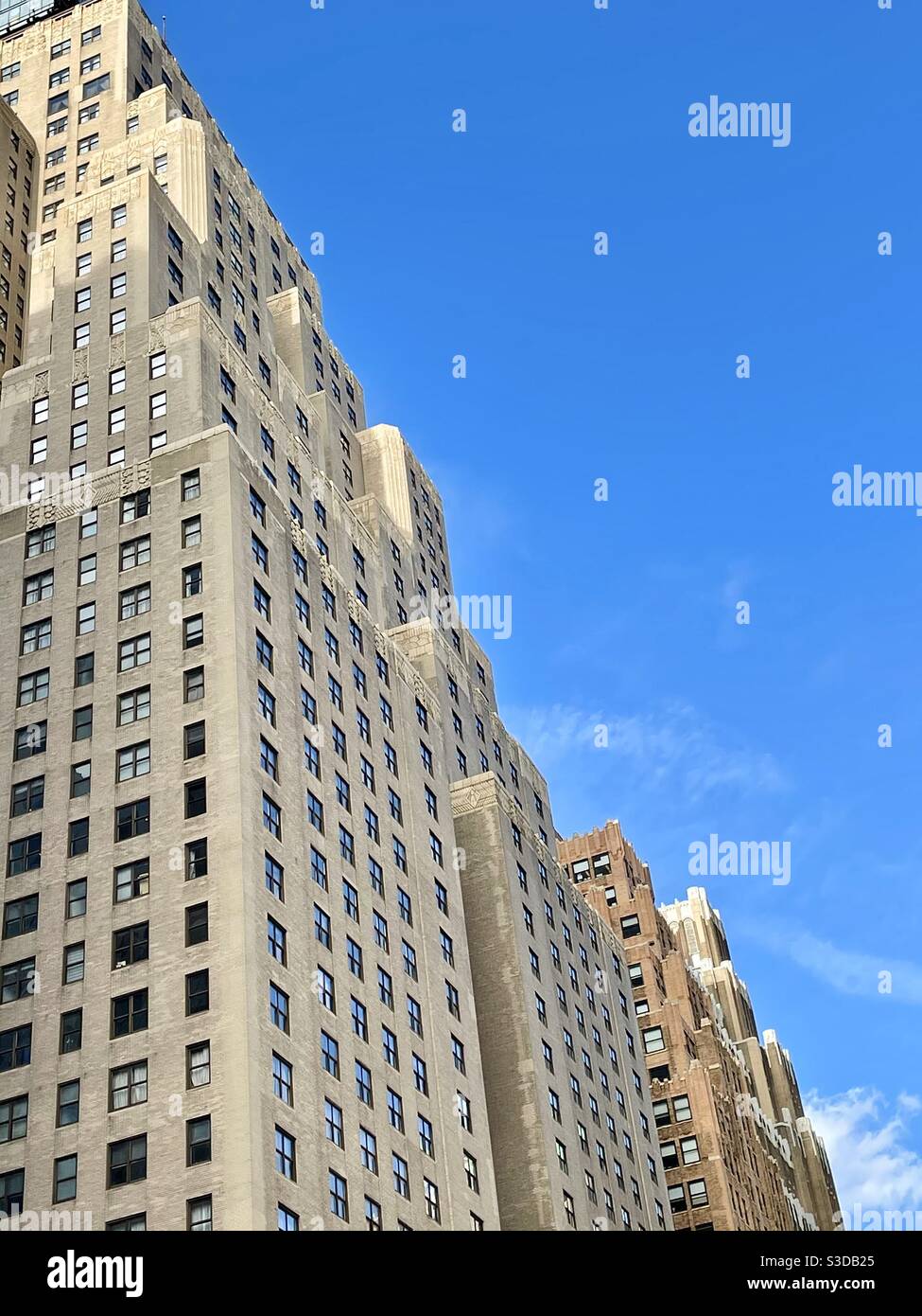 Contro il cielo blu limpido di New York City una fila di grattacieli Tower su Eighth Avenue vicino 34th St. A Midtown Manhattan, Stati Uniti Foto Stock