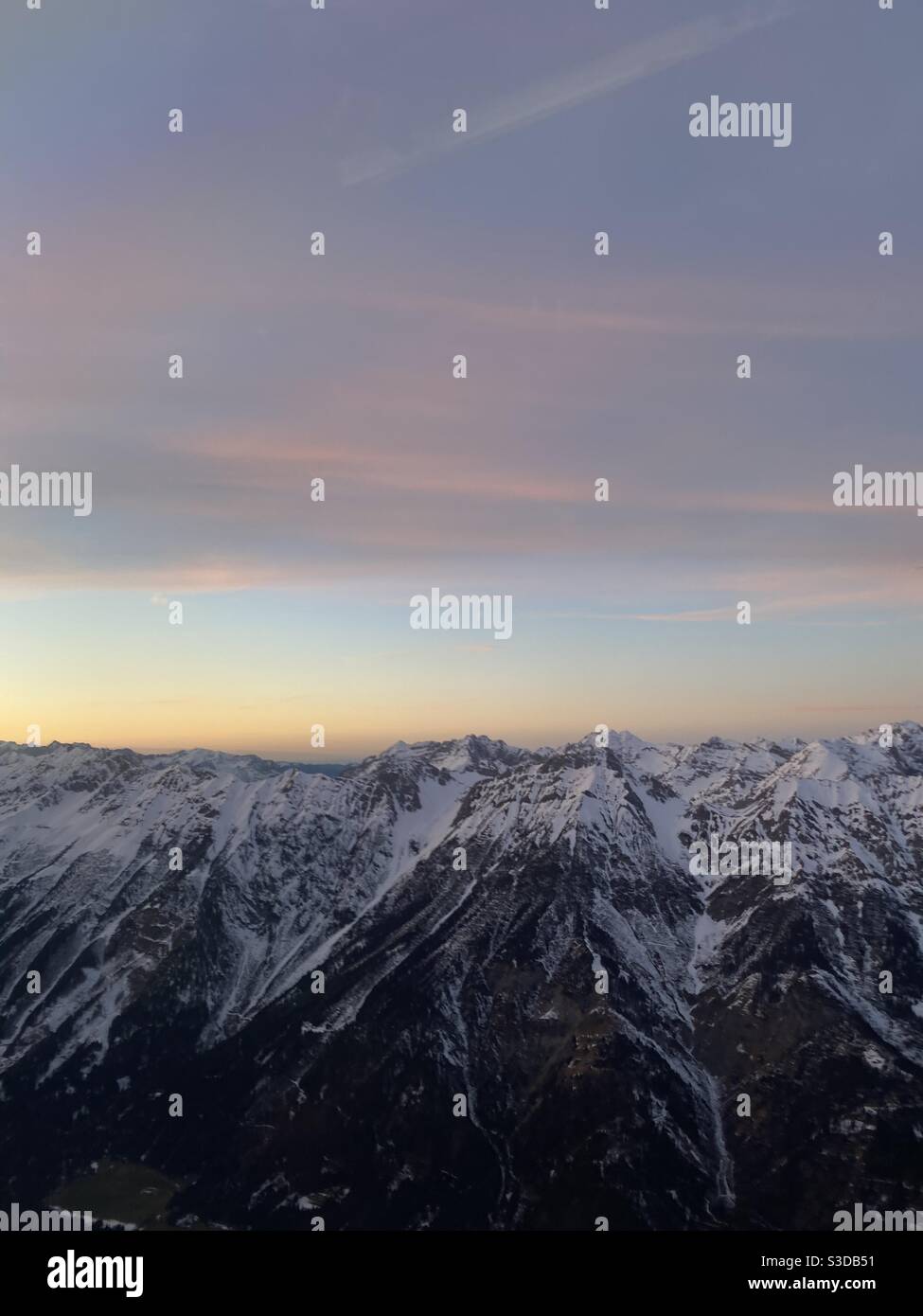 Innsbruck, Tirolo, Austria. 13 gennaio 2020. Vista mozzafiato sulle Alpi austriache al tramonto, vista da una finestra di un aereo di linea commerciale, che vola dall'aeroporto DI INN. - Immagine stock catturata con smartphone