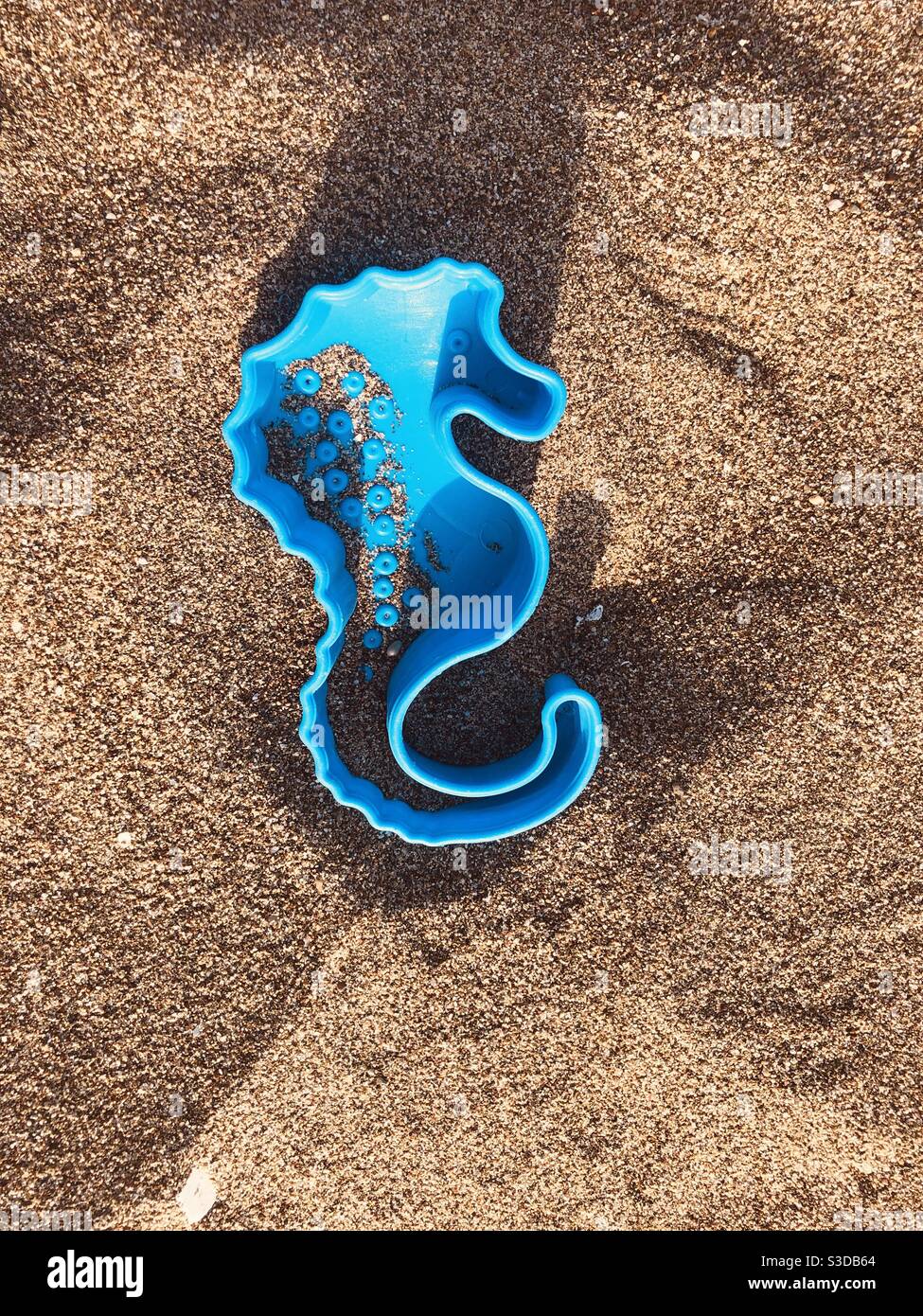 Giocattolo a forma di cavallo di mare sulla spiaggia di sabbia Foto Stock