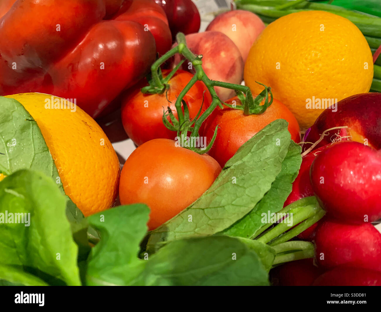 Cibo, Nutrizione, frutta fresca e verdura sana e colorata, rosso arancio verde e giallo, prodotti di alta qualità, portato nel negozio di alimentari, Australia Foto Stock