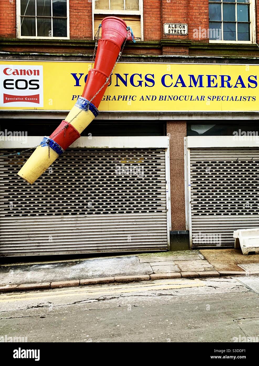 Youngs telecamere chiuse. - Immagine stock catturata con smartphone