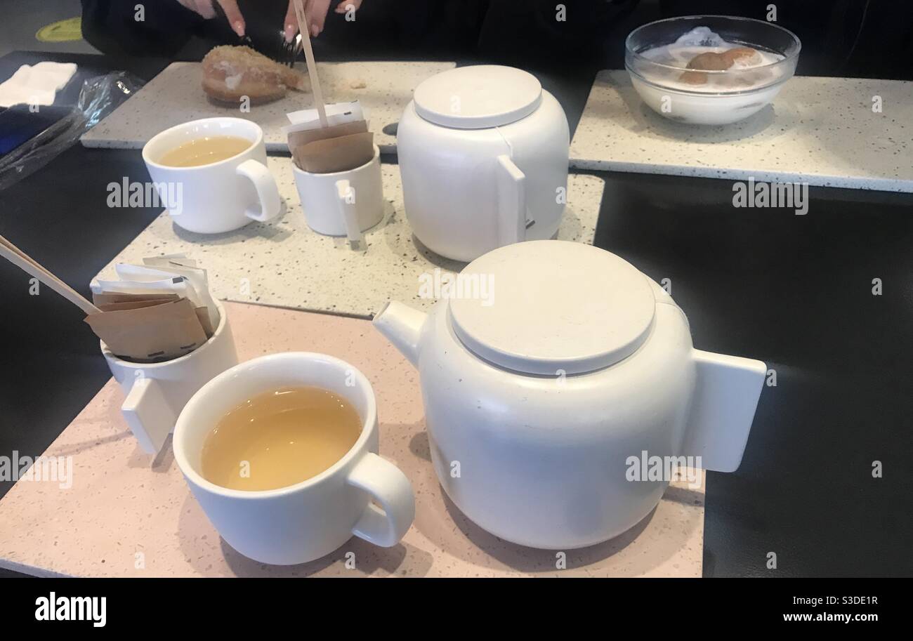 Tè pomeridiano in una caffetteria alla moda a Doha, Qatar - Immagine stock catturata con smartphone