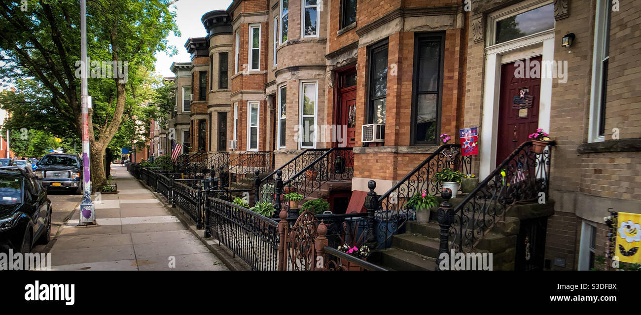 Case cittadine classiche facciate in South Park Slope, 16th Street e 8th Avenue a Brooklyn - Immagine stock catturata con smartphone