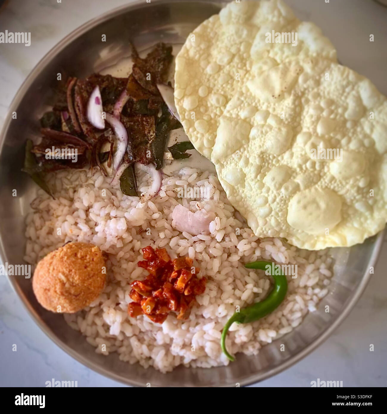 Gruel.. Cucina del Kerala mangiata con il pappadam (pasta di riso fritto), sottaceti di mango, pesce fritto, miscela schiacciata di cocco e peperoncino in polvere Foto Stock
