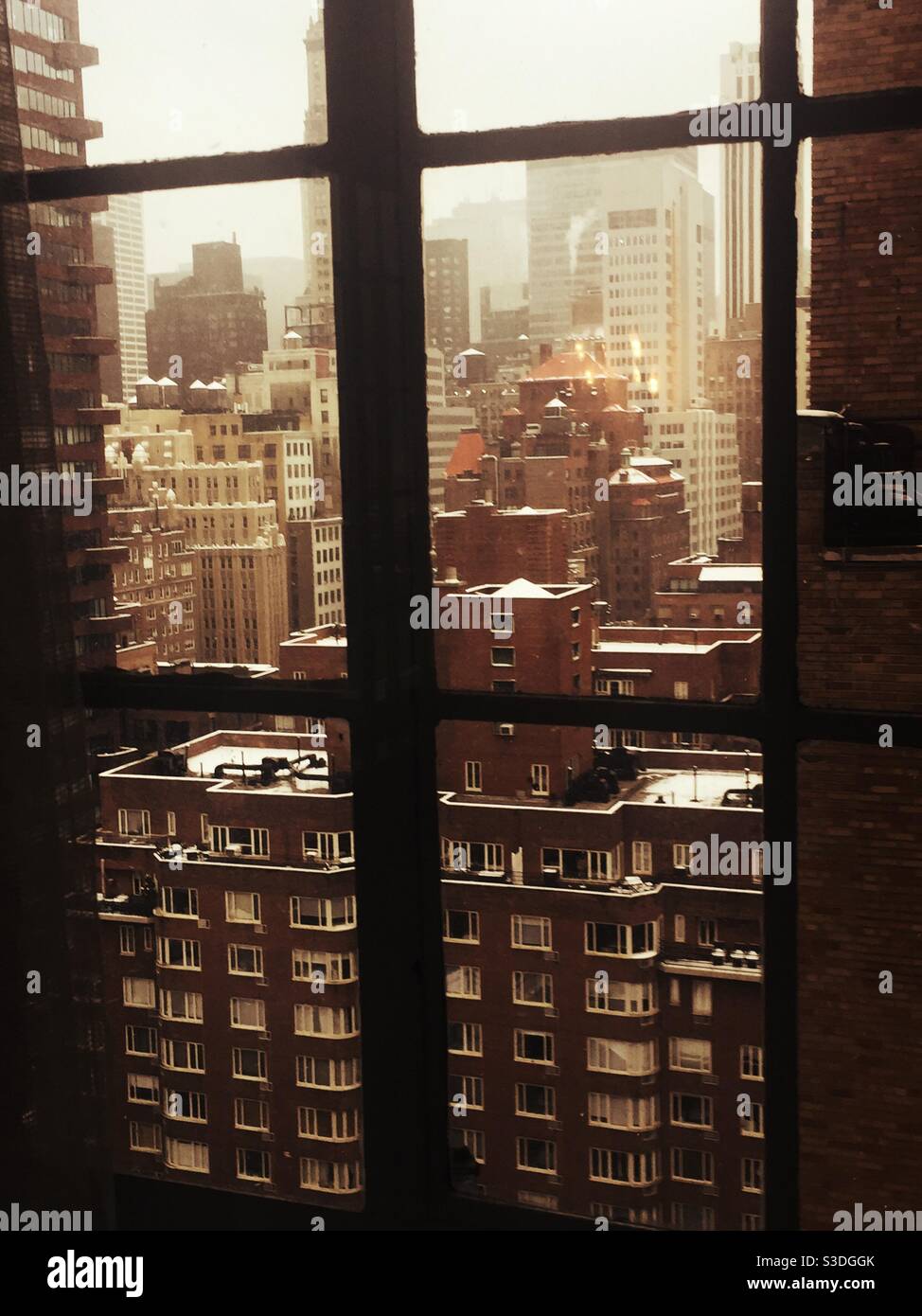 Midtown Manhattan durante una tempesta di neve vista dalla finestra degli appartamenti di Murray Hill, New York, USA Foto Stock