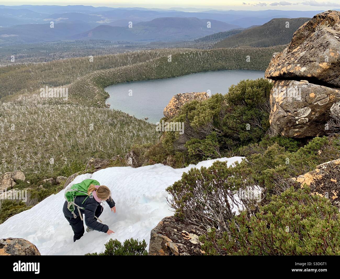 Escursioni attraverso la neve sopra il lago Skinner Foto Stock