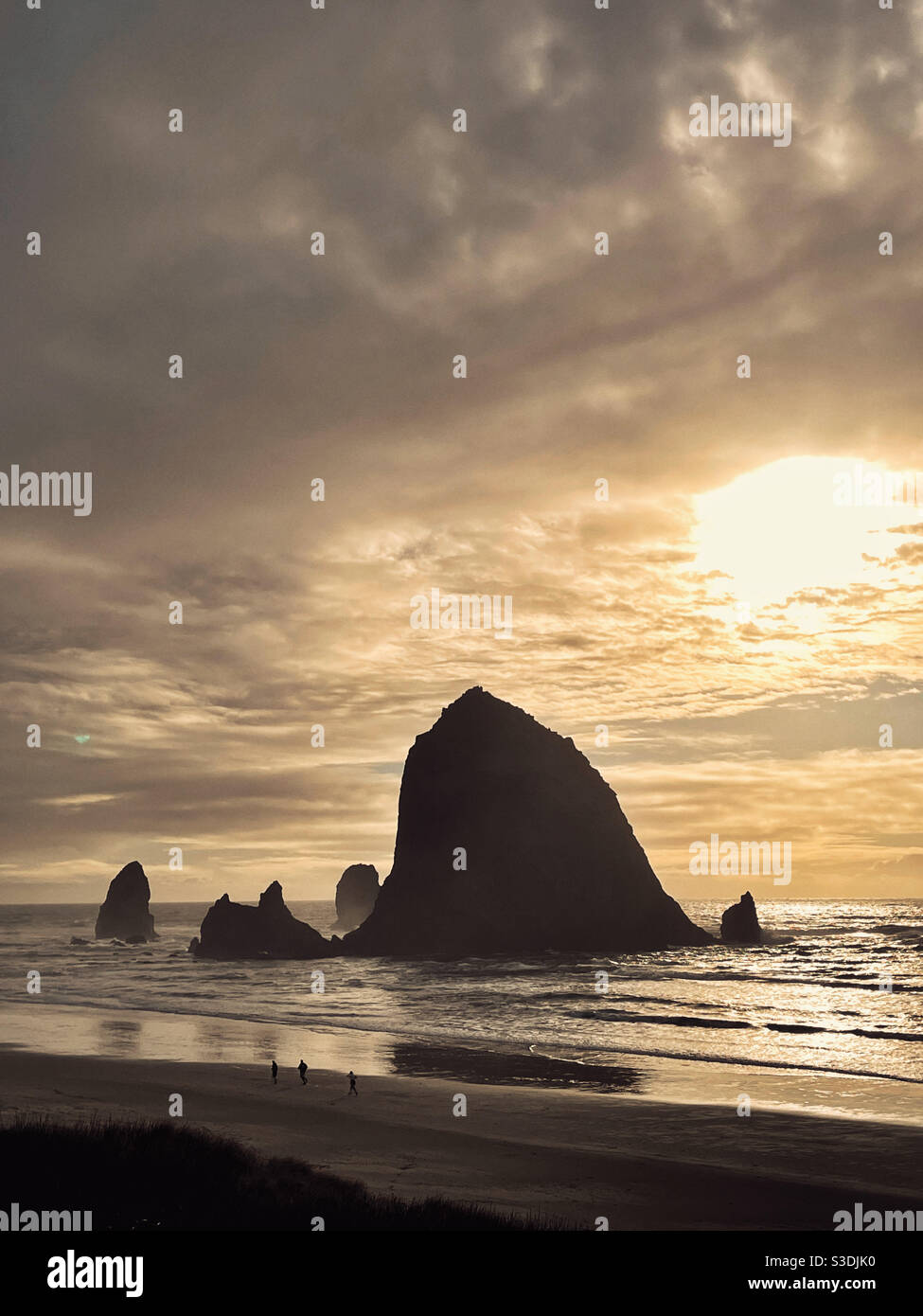 Famoso Haystack Rock a Canon Beach, oregon Foto Stock