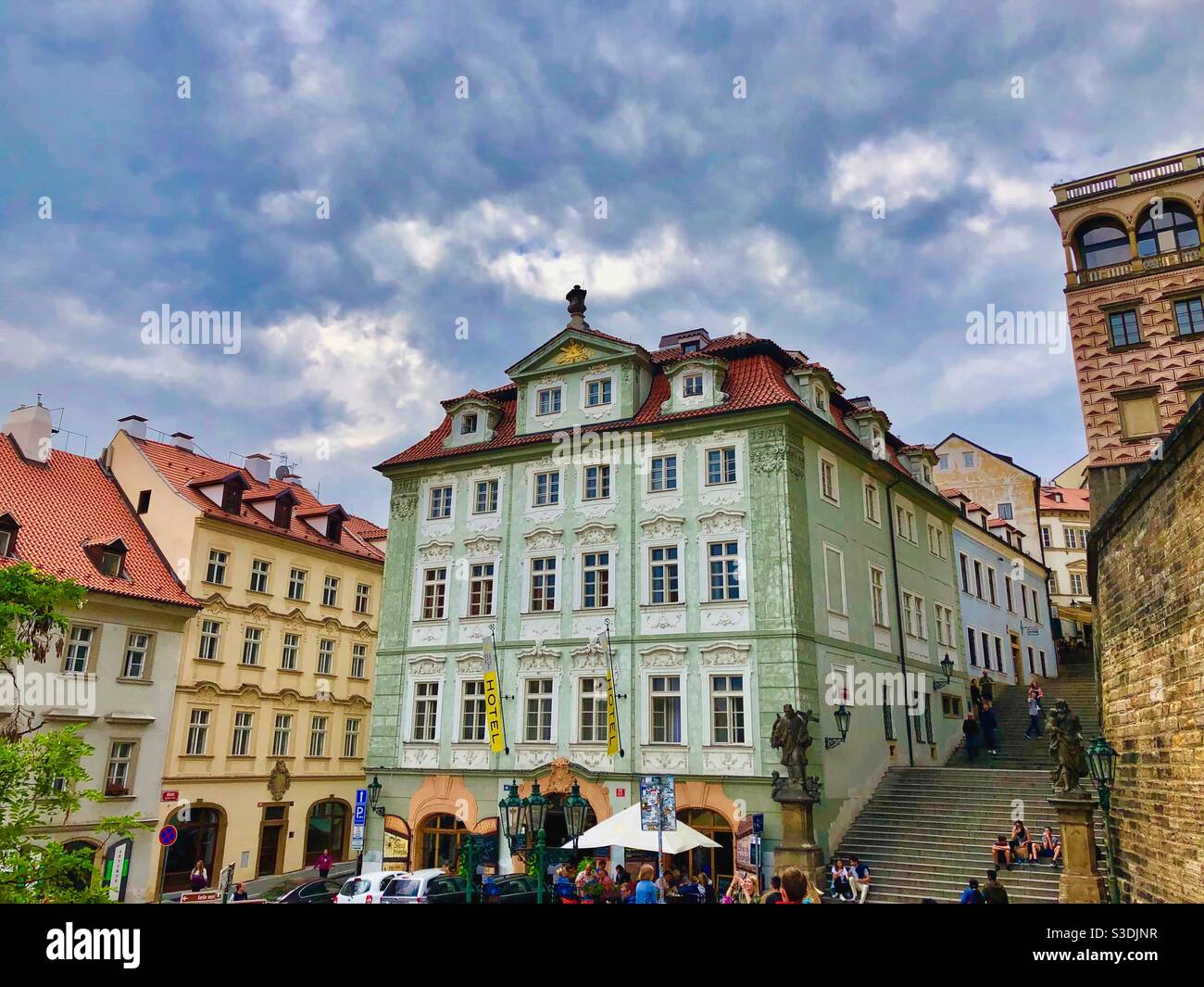 Vecchie case nel quartiere di Mala Strana vicino al Castello di Praga, Repubblica Ceca. - Immagine stock catturata con smartphone