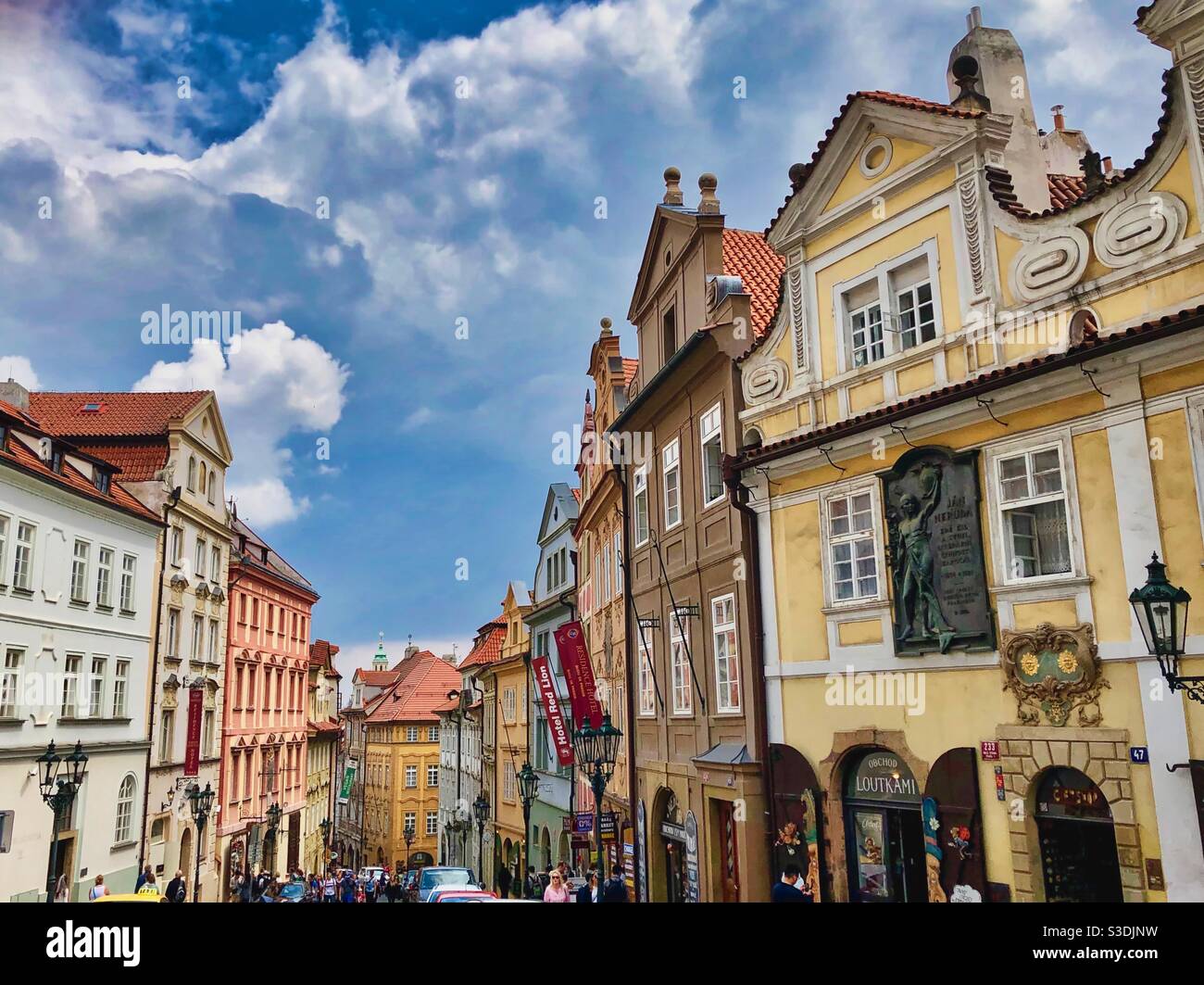 Via di Praga con colorati edifici antichi che conducono dal Castello di Praga al centro della città. - Immagine stock catturata con smartphone