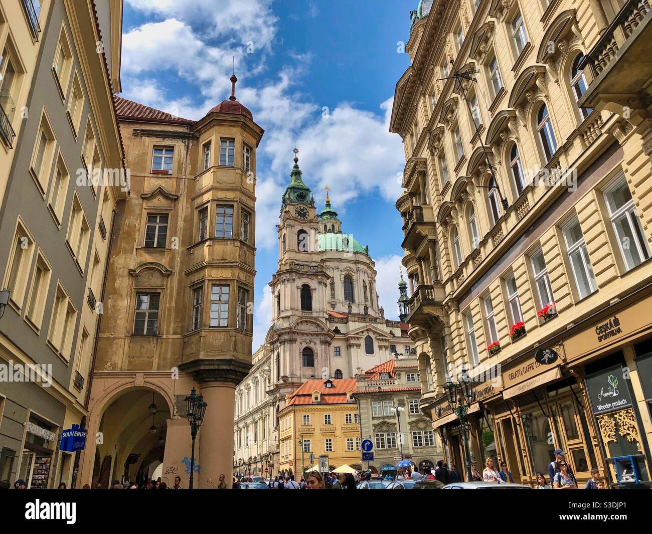 Chiesa di San Nicola e le vecchie case di Praga a Mala Strana a Praga, Repubblica Ceca. - Immagine stock catturata con smartphone