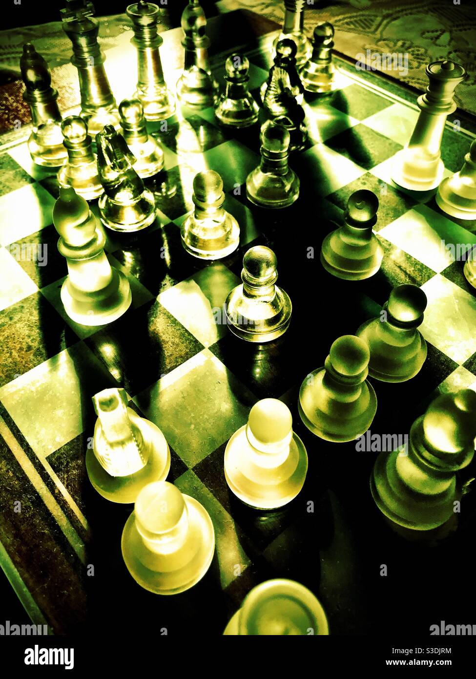 Pezzi di scacchi di vetro. Gioco a bordo in corso Foto Stock
