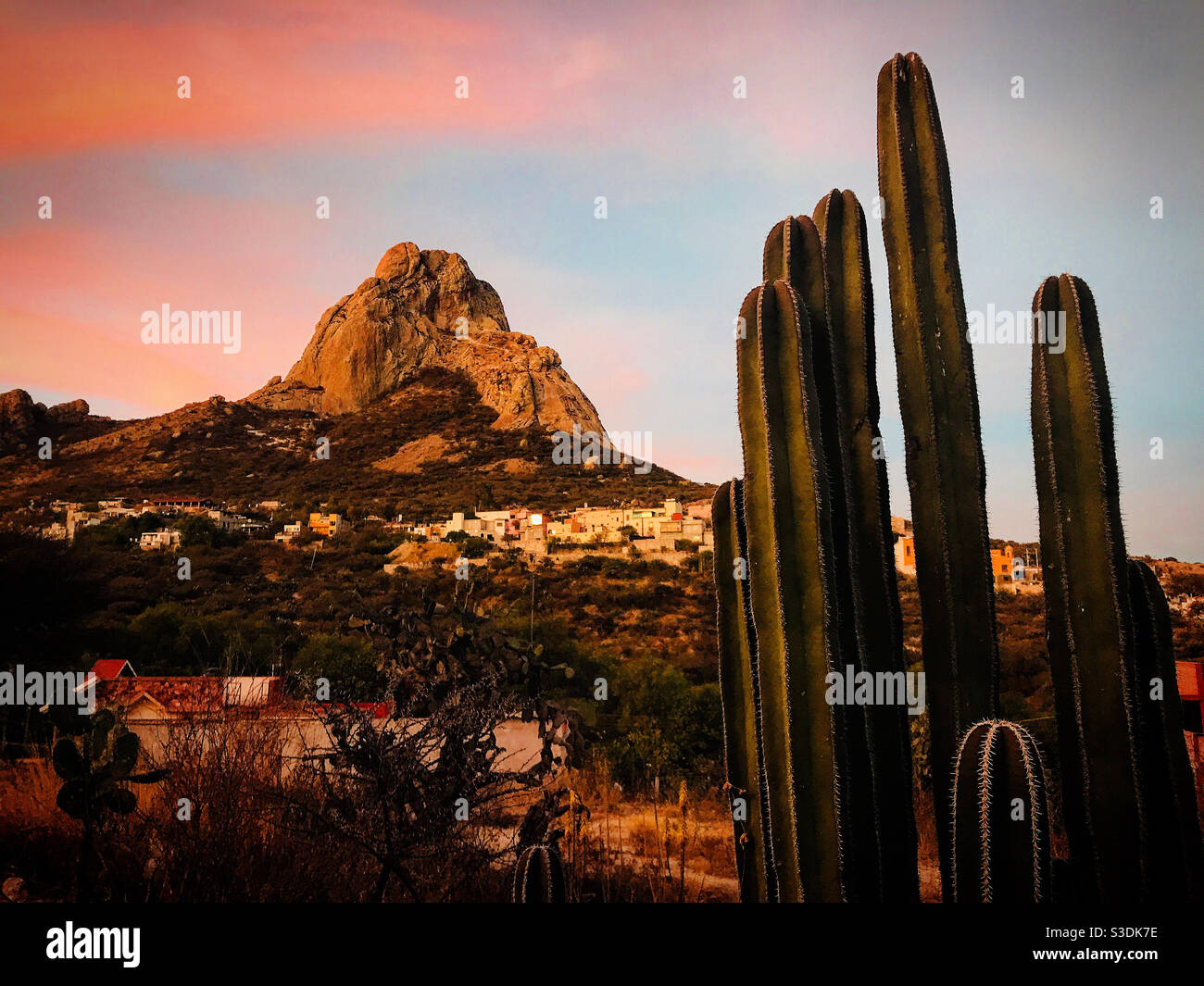 Tramonto a San Sebastian Bernal nello Stato di Queretaro, Messico - Immagine stock catturata con smartphone
