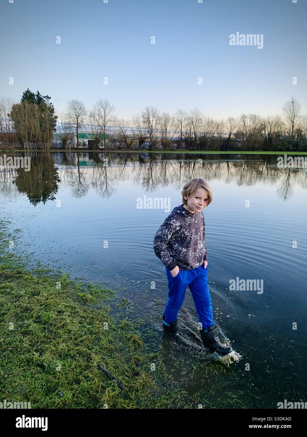 Passeggiata invernale in un parco allagato Foto Stock