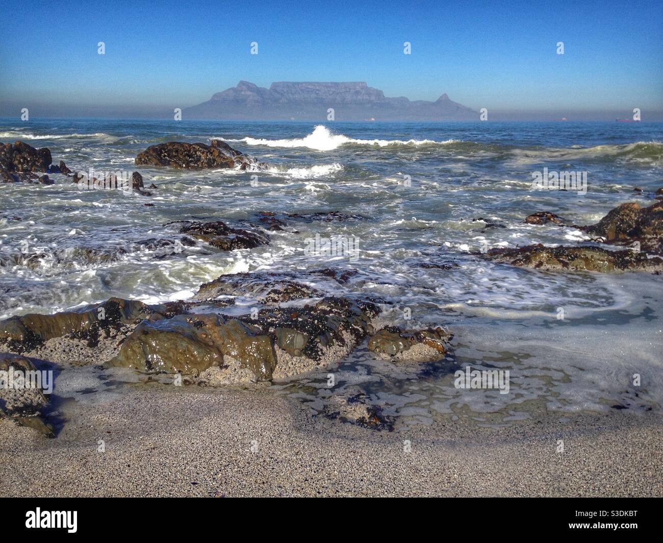 Vista chiara di Table Mountain dalla spiaggia di Blouberg, Città del Capo - Immagine stock catturata con smartphone
