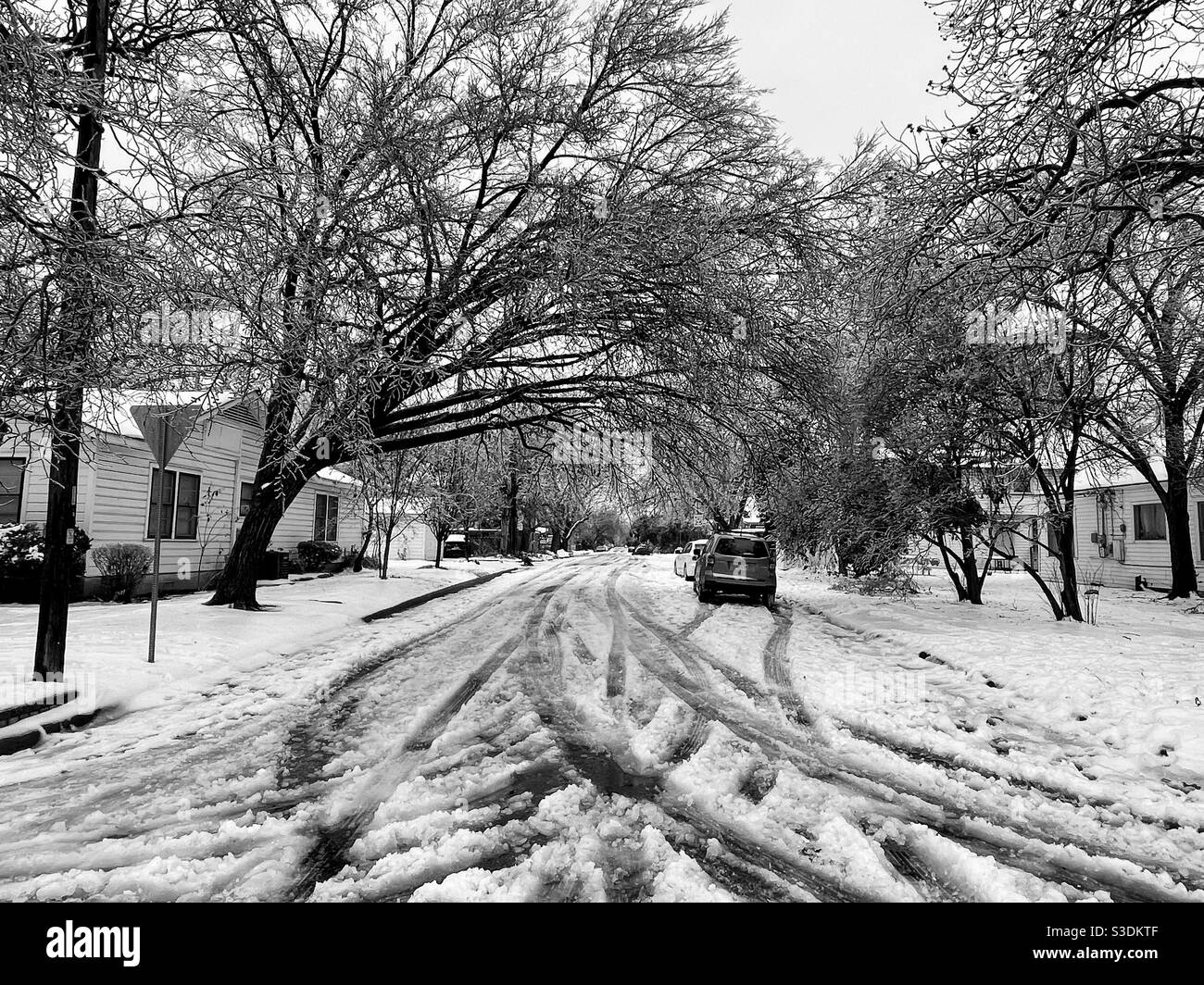 Strade innevate e ghiacciate, tempesta invernale 2021, Austin, Texas Foto Stock