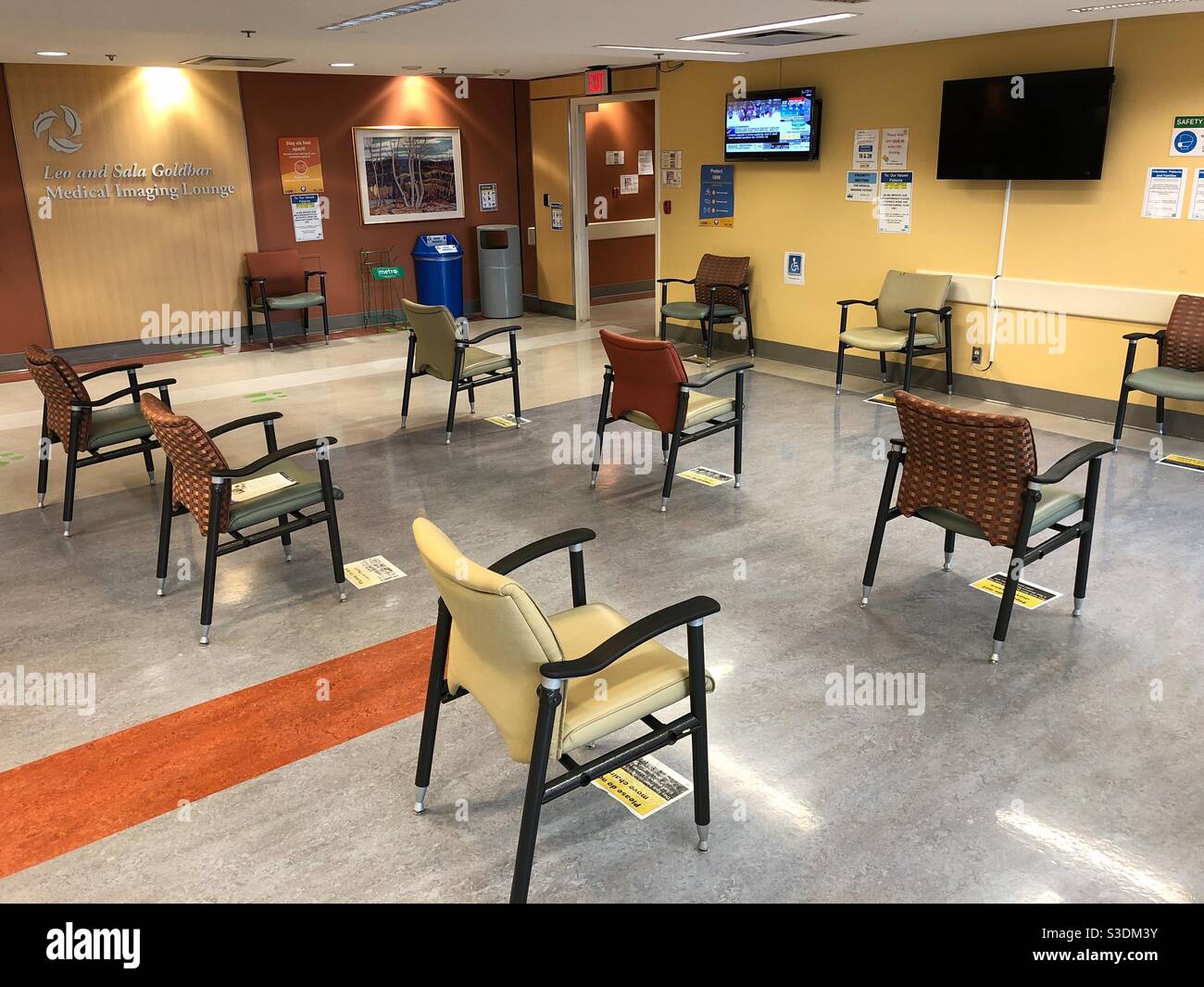 Le sedie nella sala d'attesa del Toronto West Hospital sono distanziate per fornire la distanza durante la pandemia COVID-19, 24 febbraio 2021 - Immagine stock catturata con smartphone