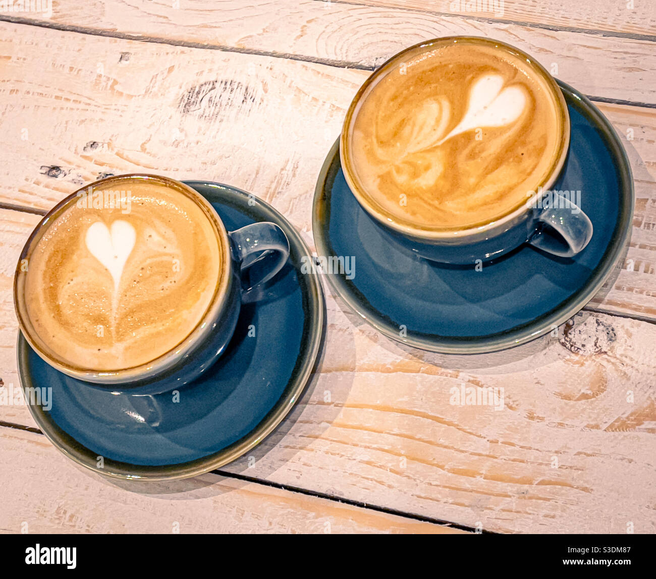 Due tazze di caffè con latte art a forma di cuore Foto Stock