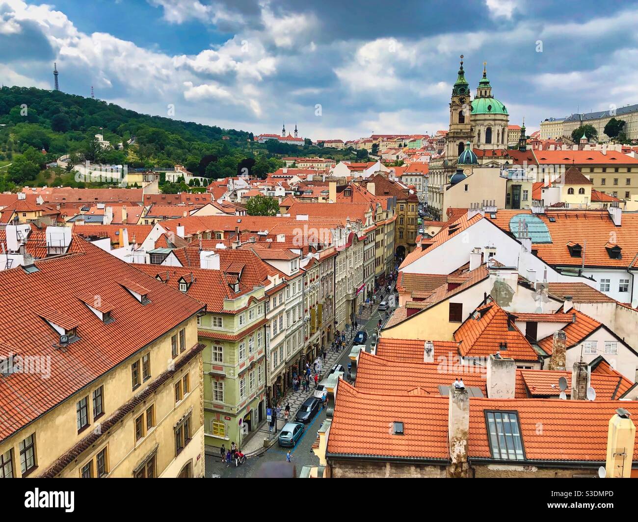 Praga storica - quartiere di Mala Strana con la chiesa di San Nicola e la torre Petrin sullo sfondo. - Immagine stock catturata con smartphone