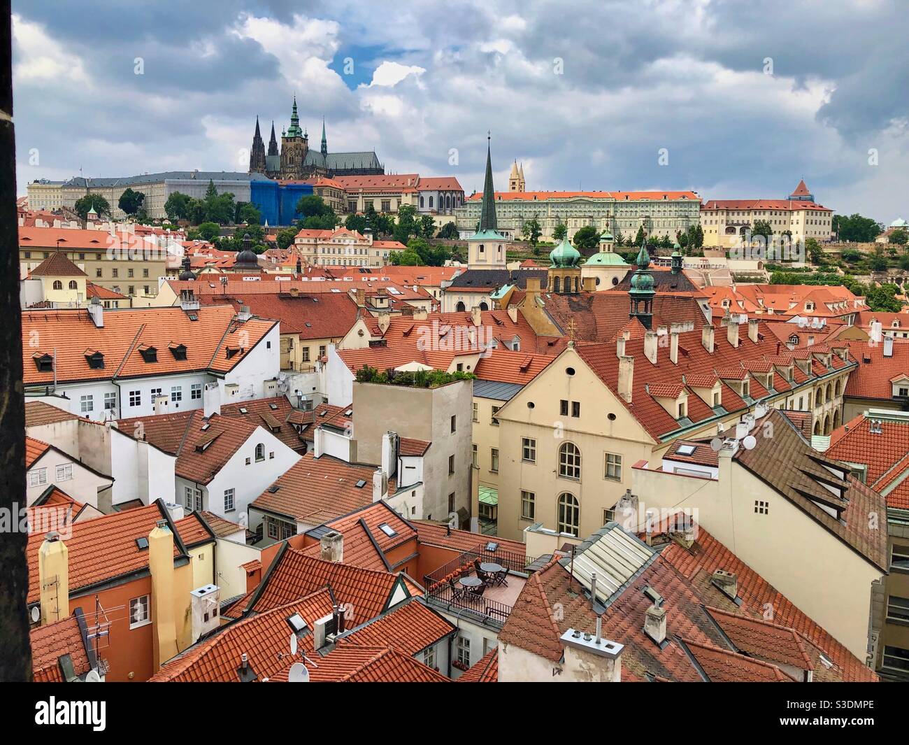 Castello di Praga circondato da edifici storici con tetti rossi, Repubblica Ceca. - Immagine stock catturata con smartphone