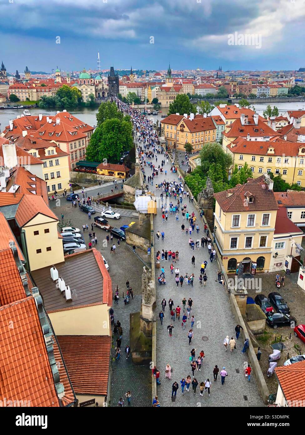 Vista del centro di Praga con il Ponte Carlo medievale pieno di persone, Repubblica Ceca. Foto Stock